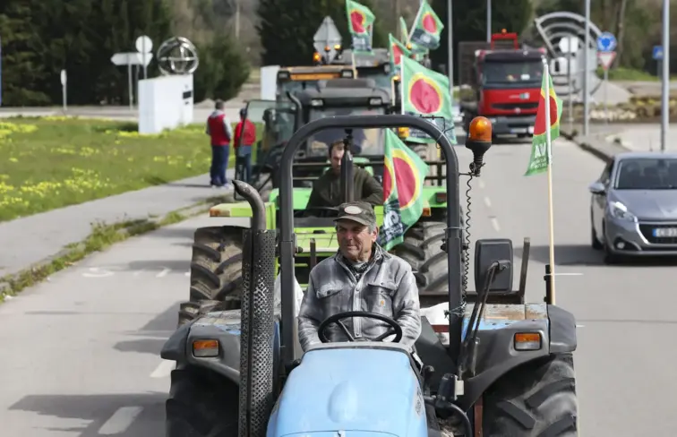 Manifestantes em cima de tratores pelas ruas da cidade de Aveiro.